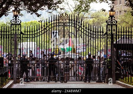 New York, NY, USA. April 2024. Studentendemonstratoren besetzen das pro-palästinensische „Gaza Solidarity Encamp“ auf dem West Lawn der Columbia University. Studenten an der Columbia gehörten zu den ersten US-Universitäten, die ein Lager errichteten und forderten, dass die Schule während des Israel-Hamas-Krieges von Israel abtreten sollte. Mehr als 34.000 Palästinenser wurden getötet, über 77.000 verletzt und Tausende werden im Gazastreifen vermisst. (Kreditbild: © Michael Nigro/Pacific Press via ZUMA Press Wire) NUR REDAKTIONELLE VERWENDUNG! Nicht für kommerzielle ZWECKE! Stockfoto