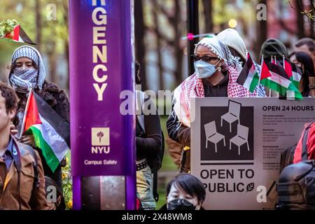 New Yorkl, New York, USA. April 2024. Studenten der New York University richteten ein Lager in Solidarität mit Gaza ein. Ein vorheriges Lager wurde von der NYPD abgebaut und in einem Kompromiss mit den Verwaltern nahmen Studenten Zelte ab, nahmen aber weiterhin den öffentlichen Raum als Solidaritätslager ein. Mehr als 34.000 Palästinenser wurden getötet, über 77.000 verletzt und Tausende werden im Gazastreifen vermisst. (Kreditbild: © Michael Nigro/Pacific Press via ZUMA Press Wire) NUR REDAKTIONELLE VERWENDUNG! Nicht für kommerzielle ZWECKE! Stockfoto