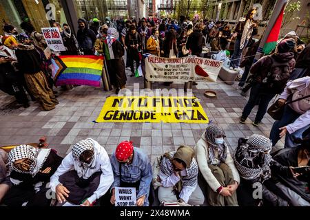 New Yorkl, New York, USA. April 2024. Studenten der New York University richteten ein Lager in Solidarität mit Gaza ein. Ein vorheriges Lager wurde von der NYPD abgebaut und in einem Kompromiss mit den Verwaltern nahmen Studenten Zelte ab, nahmen aber weiterhin den öffentlichen Raum als Solidaritätslager ein. Mehr als 34.000 Palästinenser wurden getötet, über 77.000 verletzt und Tausende werden im Gazastreifen vermisst. (Kreditbild: © Michael Nigro/Pacific Press via ZUMA Press Wire) NUR REDAKTIONELLE VERWENDUNG! Nicht für kommerzielle ZWECKE! Stockfoto