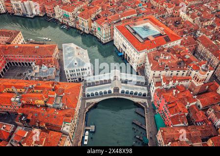 Aus der Vogelperspektive auf den Markusplatz und die Dächer von der Drohne, dem Stadtbild von Venedig und der Lagune von Venedig. Italien Stockfoto