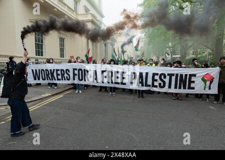 London, Großbritannien. Mai 2024. Workers for A Free Palestine veranstalten eine Kundgebung in der Nähe der Büros des Waffenherstellers BAE und fordern ein Ende der Waffenverkäufe an Israel. Die Aktion wurde zur Unterstützung des Palästinensischen Allgemeinen Gewerkschaftsbundes durchgeführt, der dazu aufgerufen hat, den Maitag zu einem Tag der Solidarität mit dem belagerten Volk von Gaza zu machen. Quelle: Ron Fassbender/Alamy Live News Stockfoto