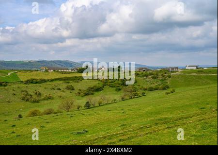 Downs Farm liegt auf einem Hügel, umgeben von Weiden, Bäumen und Sträuchern im South Downs National Park in der Nähe von Amberley, West Sussex, England. Stockfoto