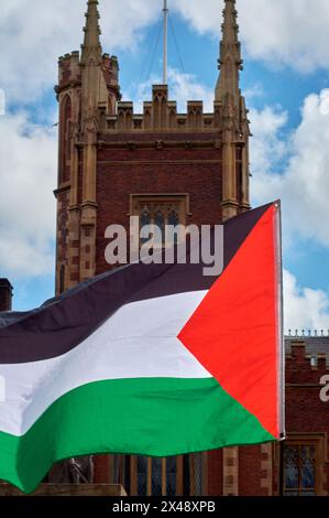 Belfast, Vereinigtes Königreich 1 05 2024 Palästinensische Flaggen von Demonstranten vor den Toren der Universität. Arbeiter und Studenten der Queen's University in Belfast halten eine Maifeier-Kundgebung für Palästina ab. Die Protestveranstaltung, die von der neu gegründeten Gruppe QUB Palestine Assembly mit dem Titel End the Genocide-Stop the Razzia organisiert wurde. Dieser Protest kommt inmitten weit verbreiteter Proteste und Berufe an Universitäten und Colleges in den Vereinigten Staaten Belfast Northern Ireland Credit: HeadlineX/Alamy Live News Stockfoto