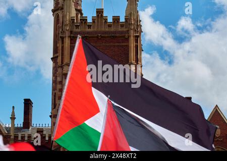 Belfast, Vereinigtes Königreich 1 05 2024 Palästinensische Flaggen von Demonstranten vor den Toren der Universität. Arbeiter und Studenten der Queen's University in Belfast halten eine Maifeier-Kundgebung für Palästina ab. Die Protestveranstaltung, die von der neu gegründeten Gruppe QUB Palestine Assembly mit dem Titel End the Genocide-Stop the Razzia organisiert wurde. Dieser Protest kommt inmitten weit verbreiteter Proteste und Berufe an Universitäten und Colleges in den Vereinigten Staaten Belfast Northern Ireland Credit: HeadlineX/Alamy Live News Stockfoto