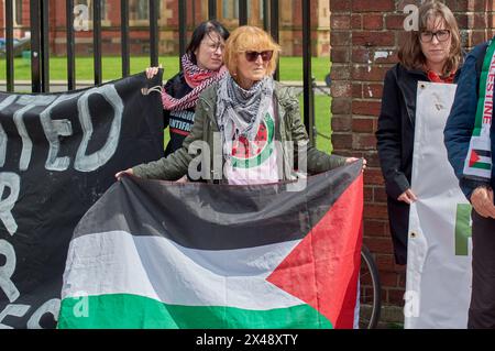 Belfast, Vereinigtes Königreich 1 05 2024 Palästinensische Flaggen von Demonstranten vor den Toren der Universität. Arbeiter und Studenten der Queen's University in Belfast halten eine Maifeier-Kundgebung für Palästina ab. Die Protestveranstaltung, die von der neu gegründeten Gruppe QUB Palestine Assembly mit dem Titel End the Genocide-Stop the Razzia organisiert wurde. Dieser Protest kommt inmitten weit verbreiteter Proteste und Berufe an Universitäten und Colleges in den Vereinigten Staaten Belfast Northern Ireland Credit: HeadlineX/Alamy Live News Stockfoto