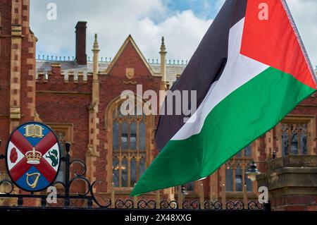 Belfast, Vereinigtes Königreich 1 05 2024 Palästinensische Flaggen von Demonstranten vor den Toren der Universität. Arbeiter und Studenten der Queen's University in Belfast halten eine Maifeier-Kundgebung für Palästina ab. Die Protestveranstaltung, die von der neu gegründeten Gruppe QUB Palestine Assembly mit dem Titel End the Genocide-Stop the Razzia organisiert wurde. Dieser Protest kommt inmitten weit verbreiteter Proteste und Berufe an Universitäten und Colleges in den Vereinigten Staaten Belfast Northern Ireland Credit: HeadlineX/Alamy Live News Stockfoto