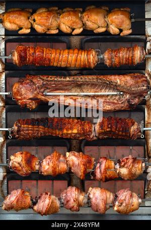 Grill mit Schweinekoteletts, Rippchen, Huhn, knusprig, beim Frühlingsfest in Deggendorf, Bayern Stockfoto