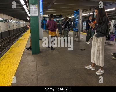 Wochenendfahrt in der U-Bahn in New York am Samstag, den 20. April 2024. (© Richard B. Levine) Stockfoto