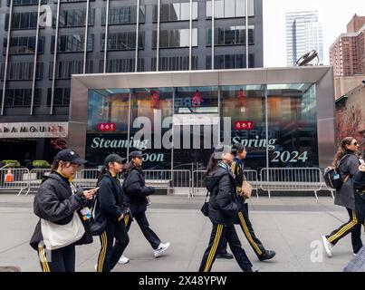 Die New Yorker Niederlassung des berühmten taiwanesischen Klosterrestaurants DIN Tai Fung kündigt die bevorstehende Eröffnung in New York am Sonntag, den 21. April 2024 an. Die beliebte Knödelkette mit über 170 Standorten weltweit befindet sich unter Straßenniveau des 12 Jahre lang geschlossenen Mars 2112. (© Richard B. Levine) Stockfoto