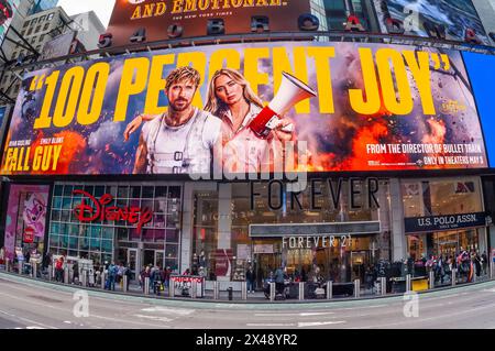 Werbung für den Film „Fall Guy“ der Universal Pictures am Sonntag, 21. April 2024, am Times Square in New York. Der Film soll am 3. Mai in Kinos veröffentlicht werden. (© Richard B. Levine) Stockfoto