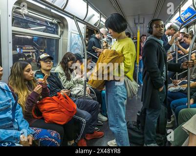 Wochenendfahrt in der U-Bahn in New York am Samstag, den 20. April 2024. (© Richard B. Levine) Stockfoto