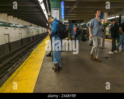 Wochenendfahrt in der U-Bahn in New York am Samstag, den 20. April 2024. (© Richard B. Levine) Stockfoto