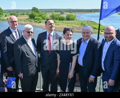 01. Mai 2024, Brandenburg, Frankfurt (oder): Dietmar Woidke (l-r, SPD), brandenburgischer Ministerpräsident Joschka Fischer (Allianz 90/die Grünen), ehemaliger Außenminister Radoslaw Sikorski, Außenminister Polens, Annalena Baerbock (Allianz 90/die Grünen), Außenminister Wlodzimierz Cimoszewicz, ehemaliger Außenminister Polens und Rene Wilke (die linke), Oberbürgermeister von Frankfurt (oder), zum 20. Jahrestag des Beitritts Polens zur EU. Sie stehen an der Stadtbrücke zwischen den beiden Städten Frankfurt (oder) und Slubice in Polen zum 20. Jahrestag der Stadt Stockfoto