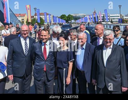 01. Mai 2024, Brandenburg, Frankfurt (oder): Dietmar Woidke (l-r, SPD), Ministerpräsident Brandenburgs, Radoslaw Sikorski, Außenministerin Polens, Annalena Baerbock (Allianz 90/die Grünen), Außenminister Wlodzimierz Cimoszewicz, ehemaliger Außenminister Polens, und Joschka Fischer (Allianz 90/die Grünen), ehemaliger Außenminister, stehen Sie auf der Stadtbrücke der Partnerstadt Frankfurt (oder) und der polnischen Stadt Slubice zum 20. Jahrestag des EU-Beitritts Polens. Die Politiker hatten das Collegium Polonicum in Slubice auf polnischer Seite besucht, sowie eine E Stockfoto