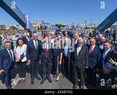 01. Mai 2024, Brandenburg, Frankfurt (oder): Dietmar Woidke (3. V. l.), Ministerpräsident von Brandenburg.r, SPD), Ministerpräsident von Brandenburg, Radoslaw Sikorski, Außenministerin Polens, Annalena Baerbock (Allianz 90/die Grünen), Außenminister Wlodzimierz Cimoszewicz, ehemaliger Außenminister Polens und Joschka Fischer (Allianz 90/die Grünen), ehemaliger Außenminister, ehemaliger Bundesminister, ehemaliger Bundesminister, stehen Sie auf der Stadtbrücke der Partnerstadt Frankfurt (oder) und der polnischen Stadt Slubice zum 20. Jahrestag des EU-Beitritts Polens. Die Politiker hatten das Collegium Polonic besucht Stockfoto