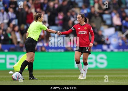 Katie Zelem von Manchester United interagiert mit einem Spieloffizier. Stockfoto