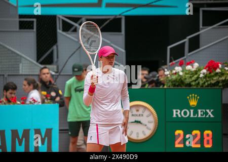 Madrid, Spanien. April 2024 30. Der polnische Tennisspieler IgA Swiatek spielt während eines Tennisspiels auf dem Hauptplatz der Caja Magica in Madrid. Der Pole IgA Swiatek besiegte die brasilianische Beatriz Haddad Maia mit 4:6, 6-0 und 6-2 Sätzen im Viertelfinalspiel der Frauen am achten Tag der Mutua Madrid Open in La Caja M·gica in Madrid. Quelle: SOPA Images Limited/Alamy Live News Stockfoto