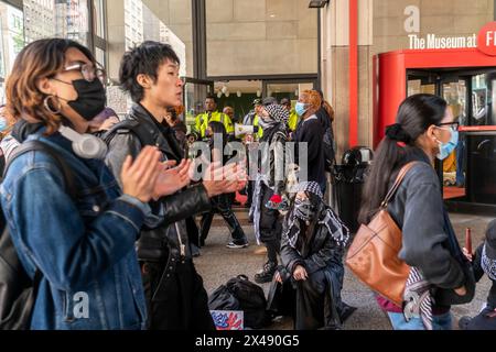 Schüler des Fashion Institute of Technology (FIT) und ihre Unterstützer versammeln sich am Donnerstag, den 25. April 2024, vor der Schule in New York nach Palästina. (© Richard B. Levine) Stockfoto