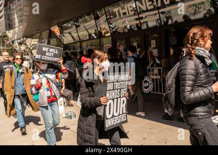 Schüler der New School und ihre Unterstützer versammeln sich am Donnerstag, den 25. April 2024, vor der Schule in New York nach Palästina. (© Richard B. Levine) Stockfoto