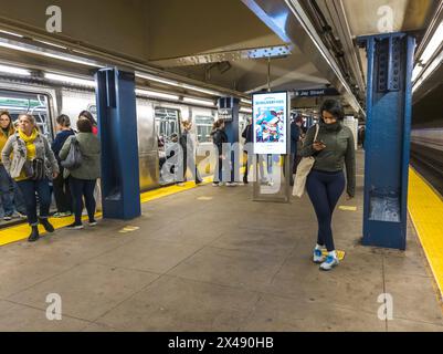 Wochenendfahrer in der U-Bahn an der York Street Station in Brooklyn in New York am Samstag, 27. April 2024. (© Richard B. Levine) Stockfoto