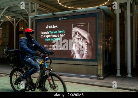 Werbung für die chinesische Videoplattform TikTok, die das Album Taylor SwiftÕs ÒThe Foltured Poets DepartmentÓ in Midtown Manhattan in New York am Sonntag, den 28. April 2024 promotet. TikTok, im Besitz von ByteDance, ist eine Plattform, auf der Benutzer kurze mobile Videos posten können. (© Richard B. Levine) Stockfoto