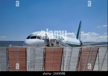 Italien, Sizilien, internationaler Flughafen Comiso; 27. März 2016, Flugzeug auf der Landebahn - EDITORIAL Stockfoto