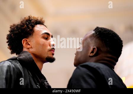 Ben Whittaker (links) und Ezra Arenyeka treten während einer Pressekonferenz im Ballroom 1901 in Andaz London zusammen. Bilddatum: Mittwoch, 1. Mai 2024. Stockfoto