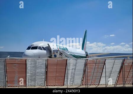 Italien, Sizilien, internationaler Flughafen Comiso; 27. März 2016, Flugzeug auf der Landebahn - EDITORIAL Stockfoto