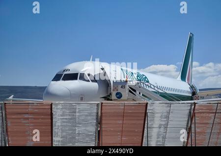 Italien, Sizilien, internationaler Flughafen Comiso; 27. März 2016, Flugzeug auf der Landebahn - EDITORIAL Stockfoto