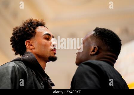 Ben Whittaker (links) und Ezra Arenyeka treten während einer Pressekonferenz im Ballroom 1901 in Andaz London zusammen. Bilddatum: Mittwoch, 1. Mai 2024. Stockfoto