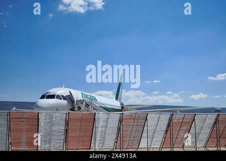 Italien, Sizilien, internationaler Flughafen Comiso; 27. März 2016, Flugzeug auf der Landebahn - EDITORIAL Stockfoto