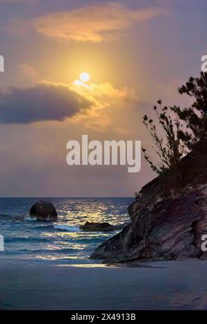 Pink Moon, Der Über Horseshoe Bay Beach Bermuda Aufsteigt Stockfoto