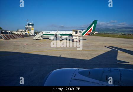 Italien, Sizilien, internationaler Flughafen Comiso; 1. Dezember 2015, Flugzeug auf der Landebahn - EDITORIAL Stockfoto