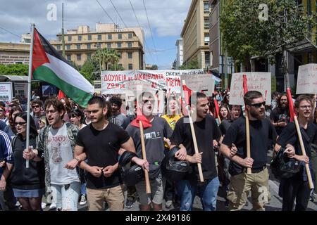 Athen, Griechenland. 1. Mai 2024. Demonstranten marschieren während der Weltkundentag-Kundgebung. Tausende protestieren bei den Maikundgebungen gegen „hohe Preise und Lohnverluste, die die Gesellschaft zu einer dauerhaften Verarmung treiben“. Quelle: Dimitris Aspiotis/Alamy Live News Stockfoto