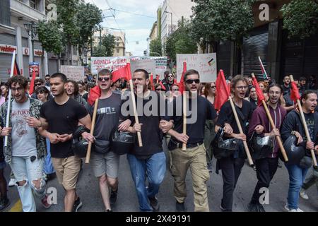 Athen, Griechenland. 1. Mai 2024. Demonstranten marschieren während der Weltkundentag-Kundgebung. Tausende protestieren bei den Maikundgebungen gegen „hohe Preise und Lohnverluste, die die Gesellschaft zu einer dauerhaften Verarmung treiben“. Quelle: Dimitris Aspiotis/Alamy Live News Stockfoto