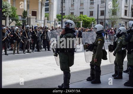 Athen, Griechenland. 1. Mai 2024. Die Riot Police Force steht während der Kundgebung zum Internationalen Wokertag in der Nähe der Demonstranten. Tausende protestieren bei den Maikundgebungen gegen „hohe Preise und Lohnverluste, die die Gesellschaft zu einer dauerhaften Verarmung treiben“. Quelle: Dimitris Aspiotis/Alamy Live News Stockfoto