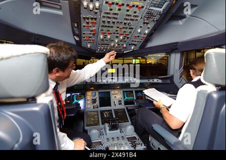 HONGKONG, CHINA - 8. MAI 2012: Piloten in Emirates Airbus A380 nach der Landung am 8. MAI 2012. Cockpit mit Piloten des Emirates Airbus A380 Fli Stockfoto
