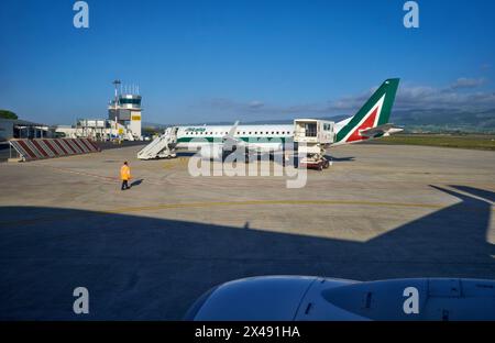 Italien, Sizilien, internationaler Flughafen Comiso; 1. Dezember 2015, Flugzeug auf der Landebahn - EDITORIAL Stockfoto