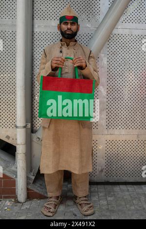 Dhaka, Bangladesch. Mai 2024. Eine Aktivistin posiert für ein Foto während des Internationalen Arbeitstages. Der Internationale Arbeitstag, auch bekannt als Arbeitstag oder Maitag, wird am 1. Mai gefeiert. Es ist ein Tag, um die Beiträge, den Einsatz und den Kampf für eine gerechte Behandlung aller Arbeitnehmer anzuerkennen. Es ist auch ein Tag, um die Bemühungen und Errungenschaften der Arbeitnehmer und der Arbeiterbewegung zu ehren. (Foto: Sazzad Hossain/SOPA Images/SIPA USA) Credit: SIPA USA/Alamy Live News Stockfoto