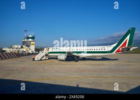 Italien, Sizilien, internationaler Flughafen Comiso; 1. Dezember 2015, Flugzeug auf der Landebahn - EDITORIAL Stockfoto