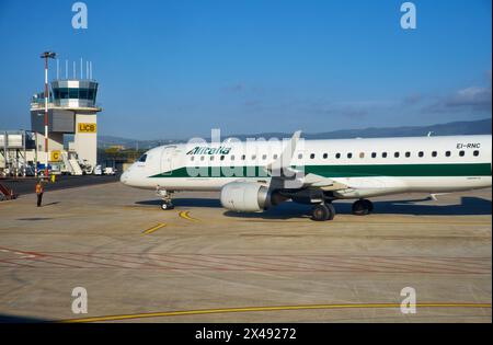 Italien, Sizilien, internationaler Flughafen Comiso; 1. Dezember 2015, Flugzeug auf der Landebahn - EDITORIAL Stockfoto