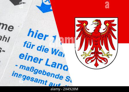 Symbolbild der brandenburgischen Landtagswahl: Flagge Brandenburgs und Nahaufnahme eines Wahlzettels. Die nächste Landtagswahl findet im September statt Stockfoto