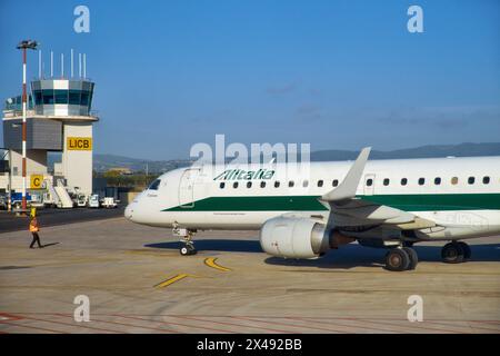 Italien, Sizilien, internationaler Flughafen Comiso; 1. Dezember 2015, Flugzeug auf der Landebahn - EDITORIAL Stockfoto