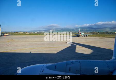 Italien, Sizilien, internationaler Flughafen Comiso; Flugzeug auf der Start- und Landebahn Stockfoto