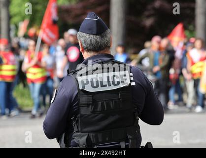 Straßburg, Frankreich. Mai 2024. © PHOTOPQR/L'ALSACE/Jean-Marc LOOS ; Straßburg ; 01/05/2024 ; UN policier Asserate la sécurité lors de la Manifestation du 1er mai à Straßburg le 1er mai 2024. - Traditionelle Paraden und Demonstrationen auf den Straßen am Maitag in Frankreich Credit: MAXPPP/Alamy Live News Stockfoto