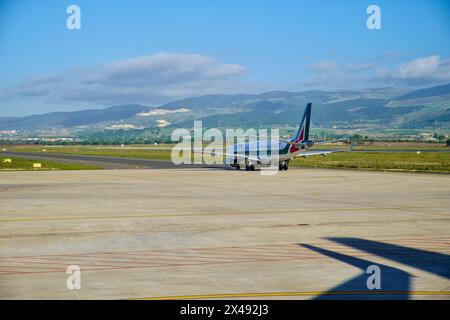 Italien, Sizilien, internationaler Flughafen Comiso; 1. Dezember 2015, Flugzeug auf der Landebahn - EDITORIAL Stockfoto