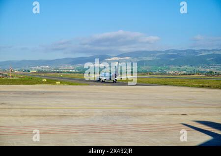 Italien, Sizilien, internationaler Flughafen Comiso; 1. Dezember 2015, Flugzeug auf der Landebahn - EDITORIAL Stockfoto