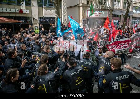 Stuttgart, Deutschland. Mai 2024. Polizeieinheiten stoßen bei der Demonstration des revolutionären Maitages in der Stuttgarter Innenstadt auf Demonstranten. Pfefferspray wurde ebenfalls verwendet. Quelle: Christoph Schmidt/dpa/Alamy Live News Stockfoto