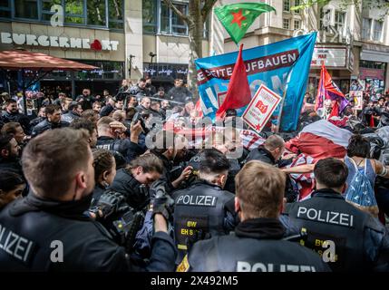 Stuttgart, Deutschland. Mai 2024. Polizeieinheiten stoßen bei der Demonstration des revolutionären Maitages in der Stuttgarter Innenstadt auf Demonstranten. Pfefferspray wurde ebenfalls verwendet. Quelle: Christoph Schmidt/dpa/Alamy Live News Stockfoto