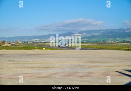 Italien, Sizilien, internationaler Flughafen Comiso; Flugzeug auf der Start- und Landebahn Stockfoto